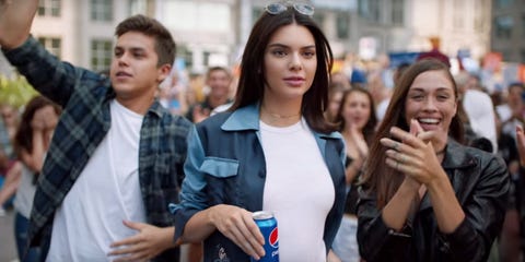 ペプシがケンダル ジェンナー主演の新cmを公開1日で取り下げ ハーパーズ バザー Harper S Bazaar 公式