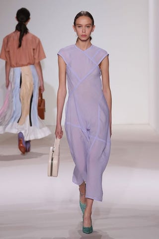 ライラックが復活 クラシックになりすぎず モードに着こなす方法とは ハーパーズ バザー Harper S Bazaar 公式