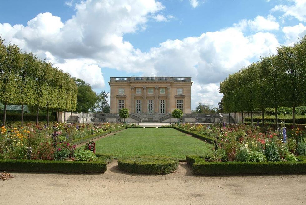 Sky, Plant, Cloud, Garden, Shrub, Park, Hedge, Palace, Cumulus, Mansion, 