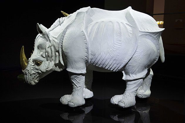 Rhinoceros, Black rhinoceros, Indian rhinoceros, Sculpture, Jaw, Terrestrial animal, Grey, Sumatran rhinoceros, Snout, White rhinoceros, 