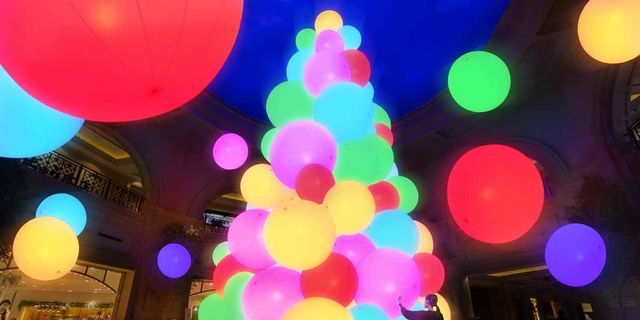 Christmas tree, Christmas decoration, Light, Lighting, Tree, Balloon, Sky, Interior design, Fête, Christmas lights, 