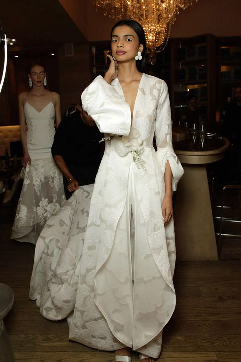 モードな花嫁に捧げる ブライダル ファッション ウィーク18のベストドレス ハーパーズ バザー Harper S Bazaar 公式