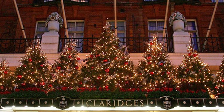 カール ラガーフェルドが5つ星ホテル クラリッジズ のクリスマスツリーをプロデュース ハーパーズ バザー Harper S Bazaar 公式