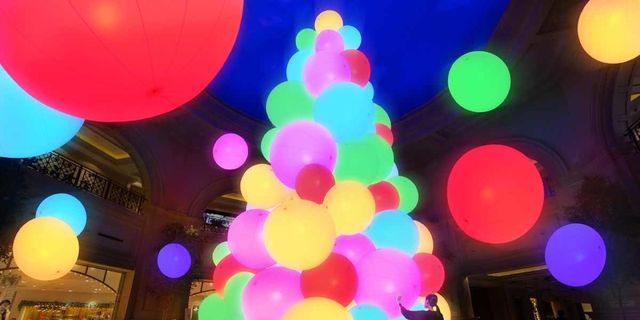 Christmas tree, Christmas decoration, Light, Lighting, Tree, Balloon, Interior design, Fête, Sky, Design, 
