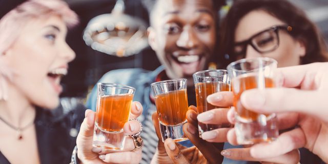 Alcohol, Drink, Beer, Alcoholic beverage, Drinking, Beer cocktail, Distilled beverage, Liqueur, Hand, Apéritif, 
