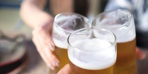 Drink, Alcohol, Beer, Alcoholic beverage, Beer cocktail, Distilled beverage, Beer glass, Hand, Lager, Bia hơi, 