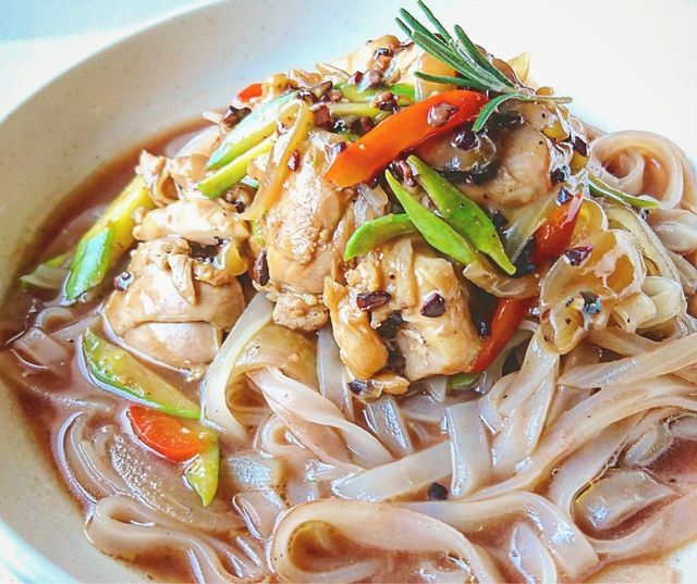 Dish, Food, Cuisine, Ingredient, Curry chicken noodles, Noodle, Rice noodles, Produce, Meat, Hae mee, 