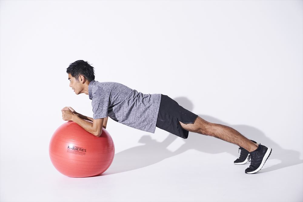 自宅でできる 体幹を鍛えるバランスボールの効果的な使い方とトレーニング法