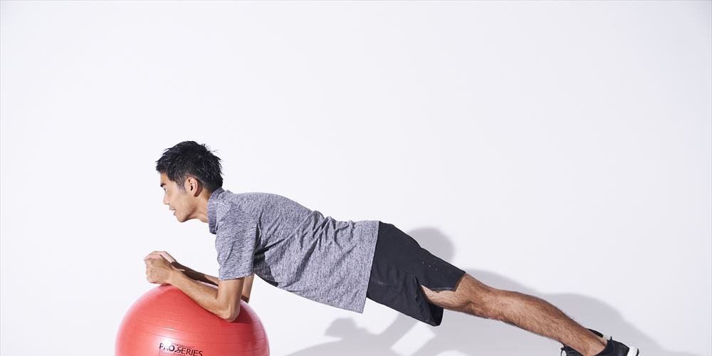 自宅でできる 体幹を鍛えるバランスボールの効果的な使い方とトレーニング法