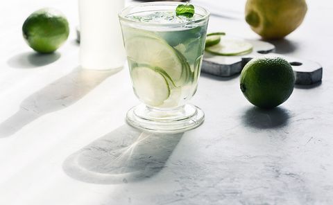 Key lime, Lime, Drink, Lemon-lime, Gin and tonic, Alcoholic beverage, Glass, Persian lime, Limonana, Cocktail garnish, 