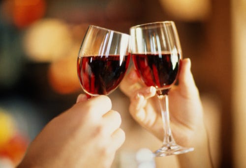 お酒を一緒に飲むカップルの方が仲がよい