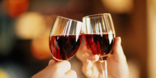 お酒を一緒に飲むカップルの方が仲がよい お酒を一緒に飲むカップルの方が仲がよい