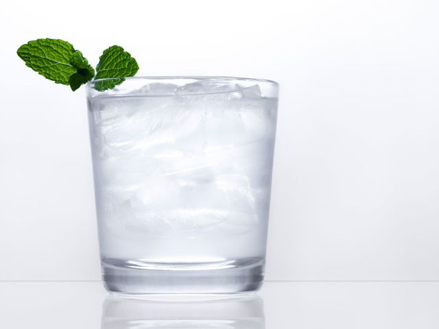 Highball glass, Drink, Vodka and tonic, Rickey, Glass, Highball, Ice cube, Tumbler, Non-alcoholic beverage, Distilled beverage, 