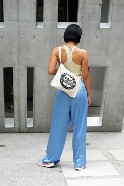 Shoulder, Standing, Joint, Elbow, Style, Waist, Street fashion, Sleeveless shirt, Active pants, Back, 