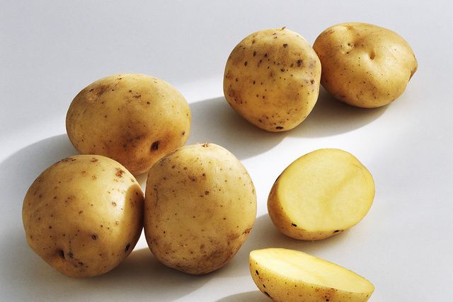 Yukon gold potato, Food, Potato, Root vegetable, Tuber, Vegetable, Produce, Solanum, Russet burbank potato, Plant, 