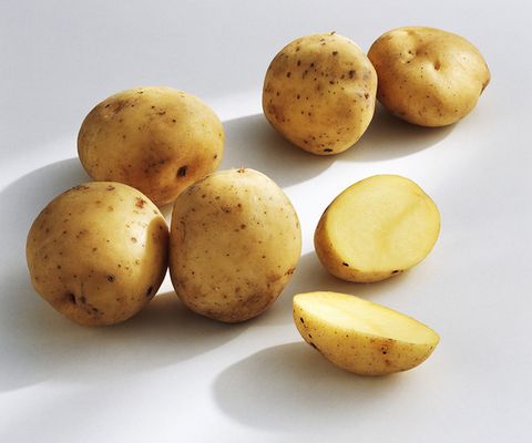 Yukon gold potato, Food, Potato, Root vegetable, Tuber, Vegetable, Produce, Solanum, Russet burbank potato, Plant, 