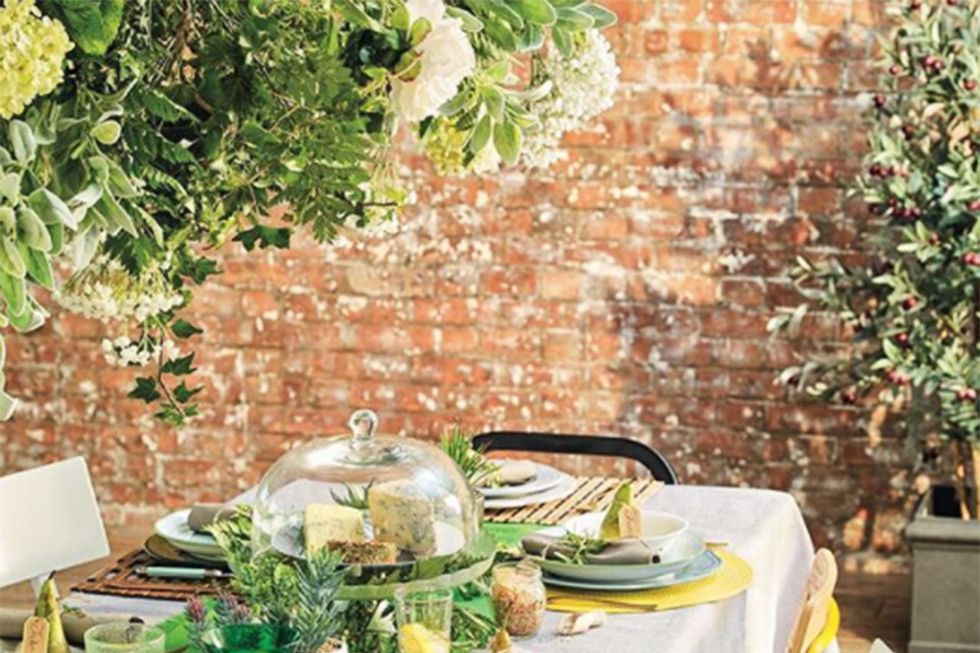 Tablecloth, Green, Table, Rehearsal dinner, Furniture, Yellow, Restaurant, Room, Brunch, Centrepiece, 