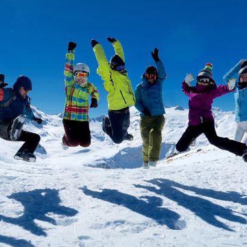 Snow, Fun, Geological phenomenon, Recreation, Winter sport, Winter, Ski, Ski Equipment, Playing in the snow, Snowboard, 
