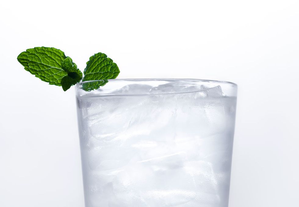 Highball glass, Drink, Alcoholic beverage, Vodka and tonic, Non-alcoholic beverage, Rickey, Distilled beverage, Ice cube, Glass, Tumbler, 