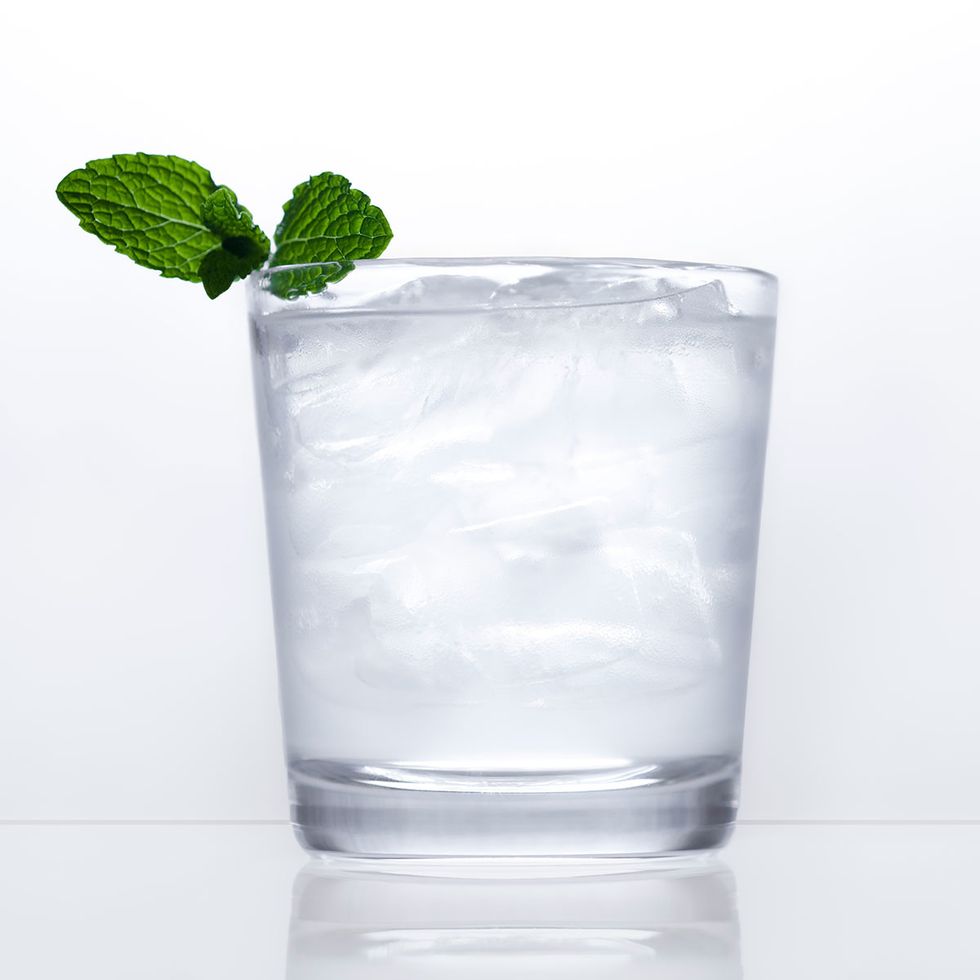Highball glass, Drink, Alcoholic beverage, Vodka and tonic, Non-alcoholic beverage, Rickey, Distilled beverage, Ice cube, Glass, Tumbler, 