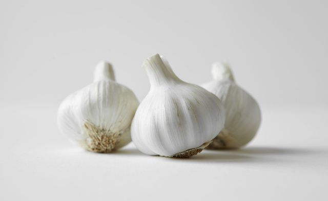 Garlic, Ingredient, Vegetable, Natural foods, White, Produce, Whole food, Elephant garlic, Still life photography, Local food, 
