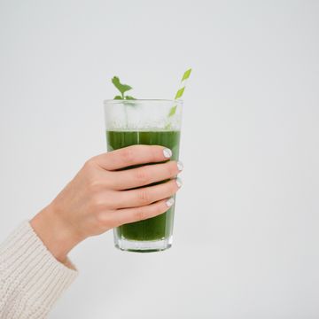 Green, Drink, Hand, Vegetable juice, Highball glass, Glass, Non-alcoholic beverage, Pint glass, 