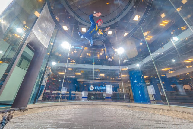 新感覚 体が宙に舞う夢のようなアクティビティ 屋内スカイダイビングflystationに挑戦