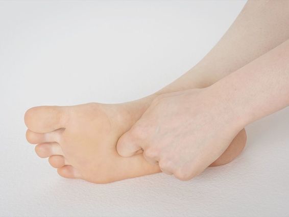Toe, Leg, Foot, Skin, Sole, Human leg, Joint, Ankle, Nail, Barefoot, 