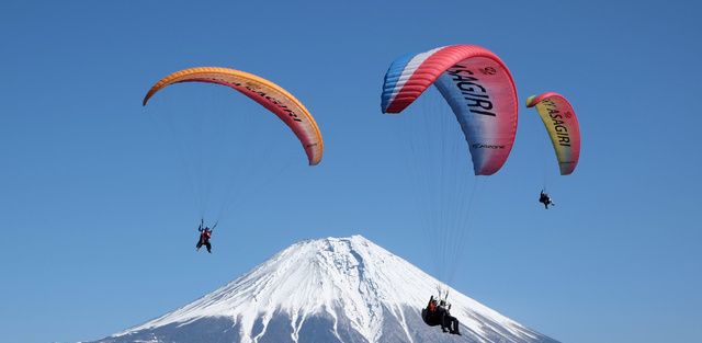 Paragliding, Air sports, Parachute, Parachuting, Sky, Windsports, Extreme sport, Mountain range, Snow, Kite sports, 