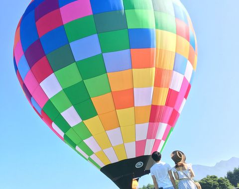 Hot air balloon, Hot air ballooning, Balloon, Air sports, Pink, Party supply, Sky, Fun, Vehicle, Recreation, 