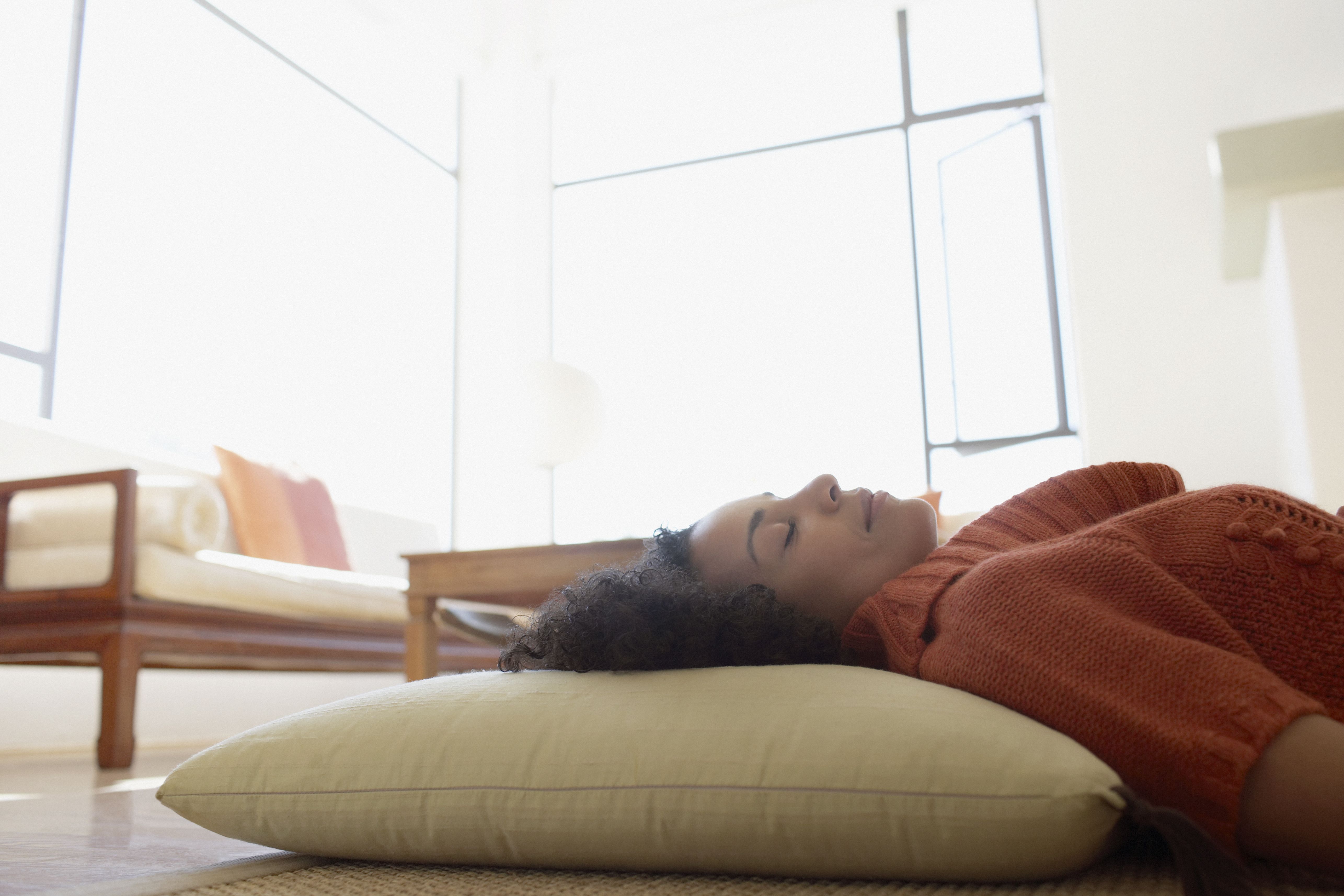 硬い床やベッドが背中にいいはホント 快適な 睡眠環境の正解 を医師がアンサー