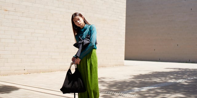 Clothing, Style, Bag, Street fashion, Luggage and bags, Shadow, Beige, Snapshot, Handbag, Ankle, 