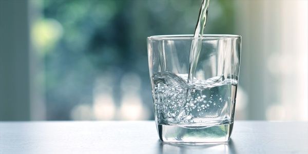 Water, Old fashioned glass, Highball glass, Glass, Tumbler, Drinkware, Drink, Transparent material, Drinking water, Distilled beverage, 