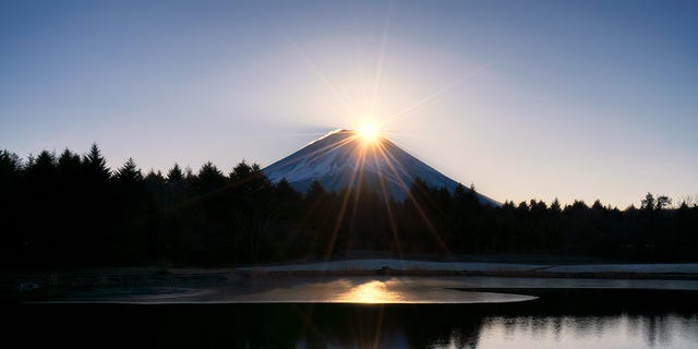 Sky, Reflection, Nature, Water, Lake, Light, Natural landscape, Morning, Sunrise, Horizon, 