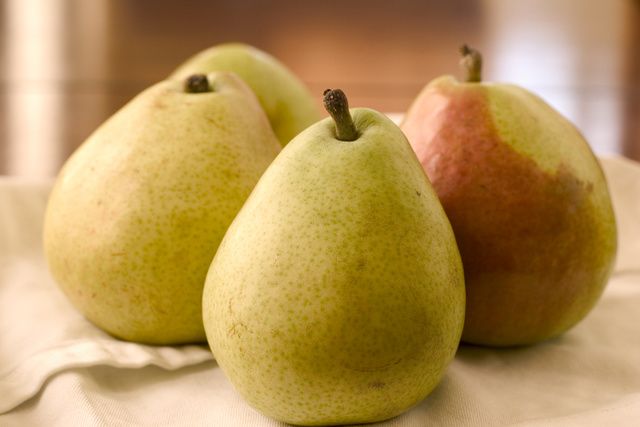Pear, pear, Fruit, Food, Plant, Asian pear, Natural foods, Tree, Produce, Accessory fruit, 