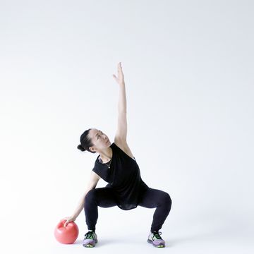 Ball, Exercise equipment, Arm, Joint, Shoulder, Kettlebell, Sports equipment, Weights, Lunge, Balance, 