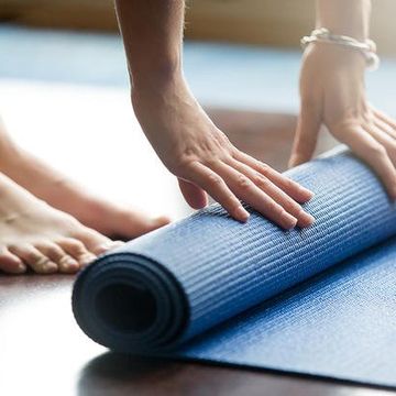 Yoga mat, Human leg, Floor, Leg, Ankle, Mat, Flooring, Physical fitness, Joint, Arm, 