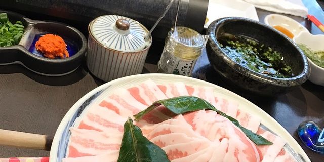 Dish, Food, Cuisine, Ingredient, Shabu-shabu, Samgyeopsal, Fish slice, Sashimi, Japanese cuisine, Comfort food, 