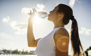 ただ飲むだけじゃ意味がない 食事 スポーツ ダイエット 体を変える 水の飲み方