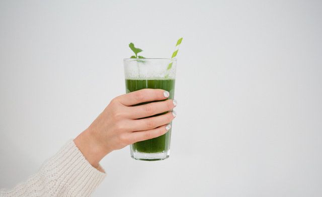 Green, Drink, Vegetable juice, Hand, Highball glass, Glass, Non-alcoholic beverage, Plant, Pint glass, Cocktail, 