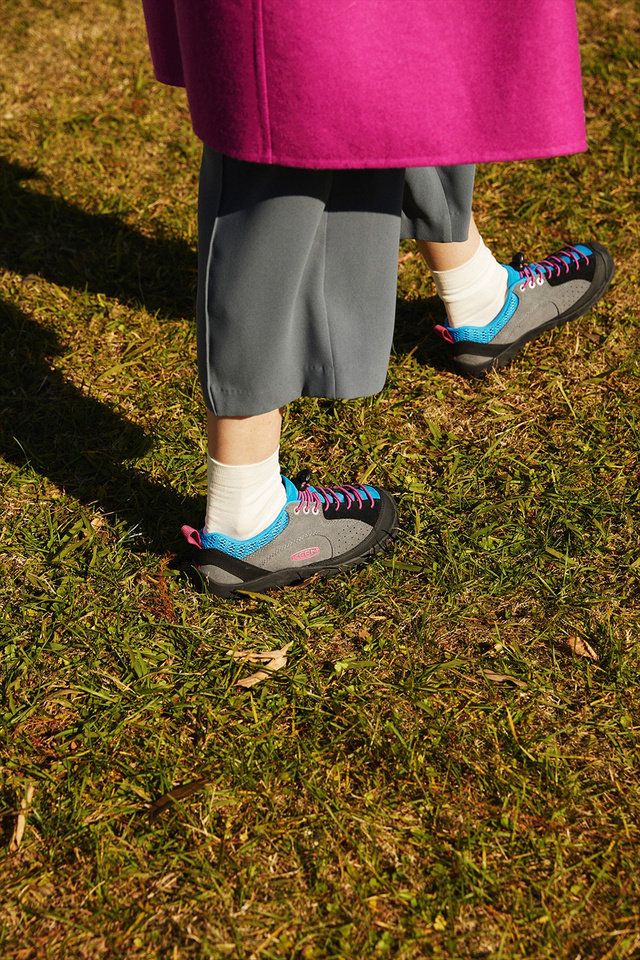Footwear, Human leg, Grass, Leg, Shoe, Pink, Leaf, Tree, Electric blue, Lawn, 