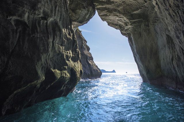 Body of water, Formation, Natural arch, Sea, Cave, Rock, Coastal and oceanic landforms, Sea cave, Ocean, Azure, 