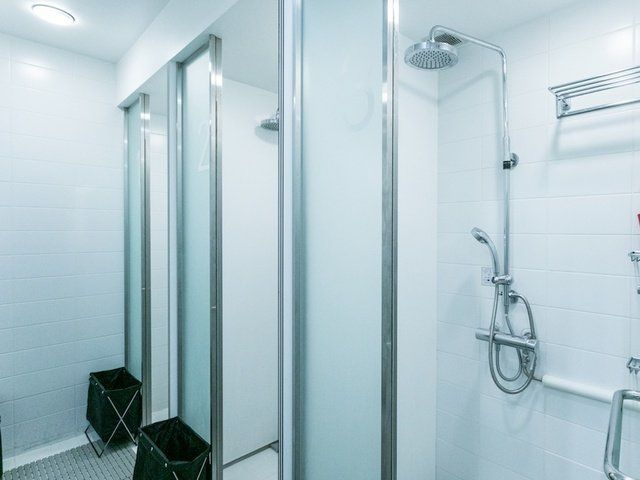 Bathroom, Room, Shower panel, Property, Shower, Plumbing fixture, Glass, Architecture, Building, Shower bar, 