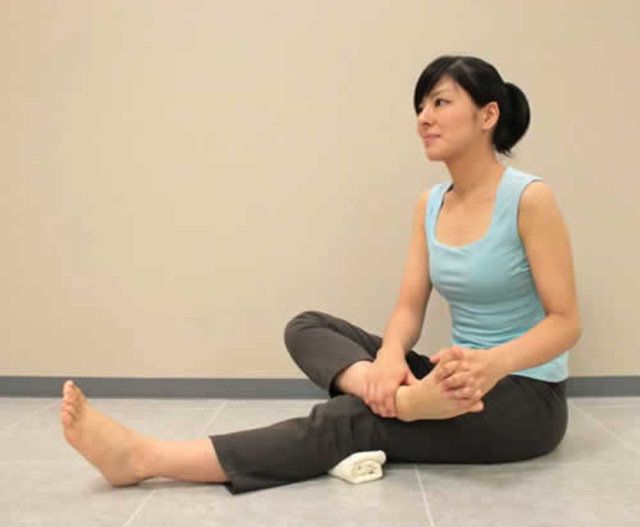Sitting, Shoulder, Physical fitness, Leg, Arm, Joint, Thigh, Pilates, Knee, Yoga mat, 