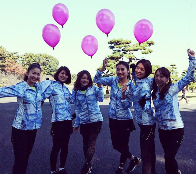 Balloon, Facial expression, People, Team, Sky, Friendship, Social group, Pink, Youth, Fun, 
