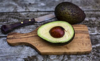 簡単テクニックで食べ頃に アボカドを早く熟れさせる 5つの方法