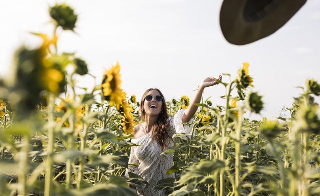 People in nature, Photograph, Yellow, Facial expression, Green, Sunflower, Smile, Light, Field, Beauty, 