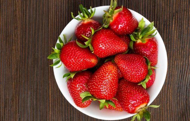 Strawberry, Strawberries, Natural foods, Food, Fruit, Berry, Plant, Frutti di bosco, Superfood, Produce, 