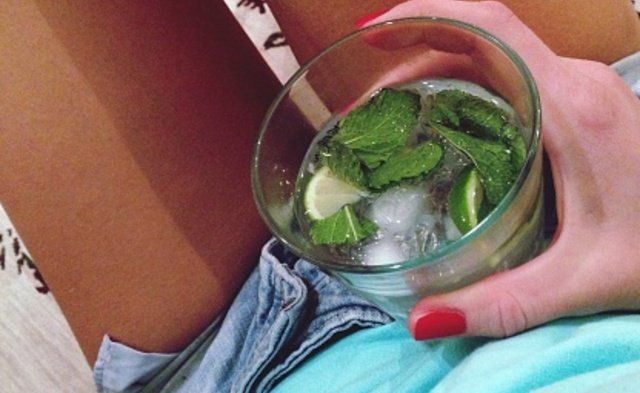 Mojito, Mint julep, Drink, Cocktail, Food, Herb, Caipirinha, Gin and tonic, Distilled beverage, Ice cube, 