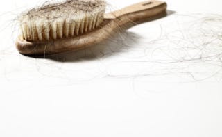 抜け毛をできるだけ防ぐための8つの方法